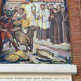 La facciata color ruggine al cui centro spicca un grande rosone � stata anche abbellita da alcuni mosaici realizzati dal pittore siciliano Franco D�urso che rievocano episodi della vita di Sant�Antonio